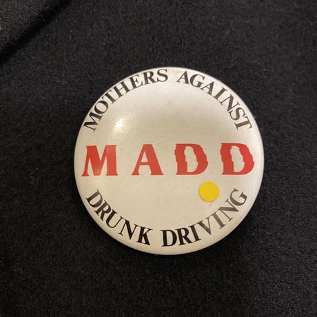 [USED] "M A D D" 缶バッチ