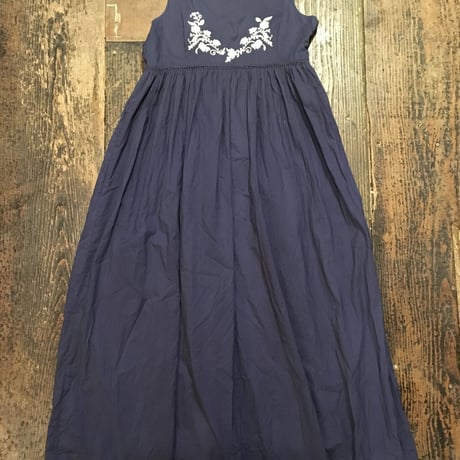[USED] シンプル刺繍のロングワンピース