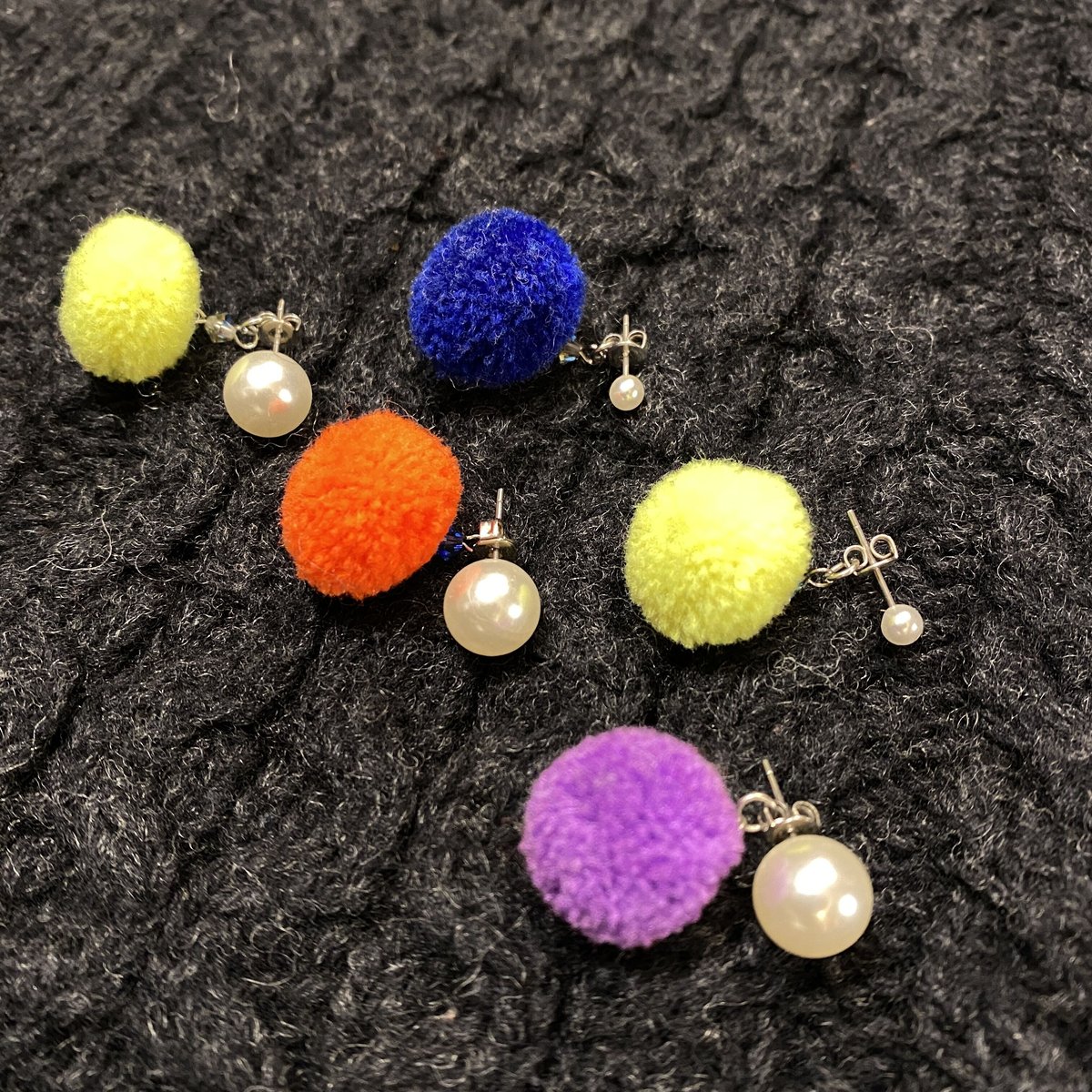 ハンドメイド4連ポンポンピアス fit=scale-down,w=1200