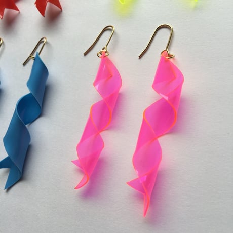 [BENICOTOY] くるくる RIBON ピアス