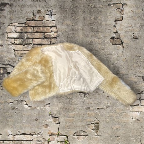 [USED] WHITE FAKE FUR JKT 🐏🤍