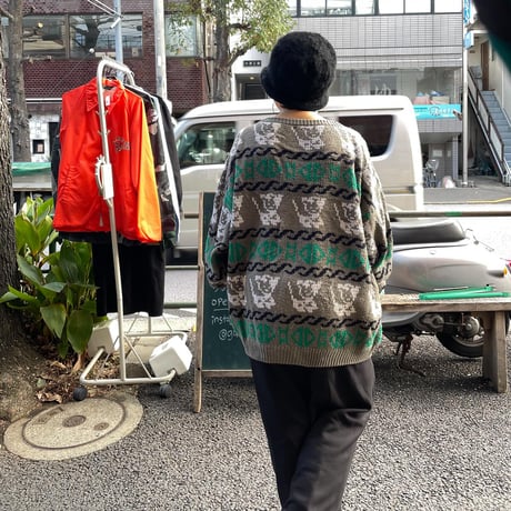 [USED] 犬？ねこ？かわいい 柄ニット