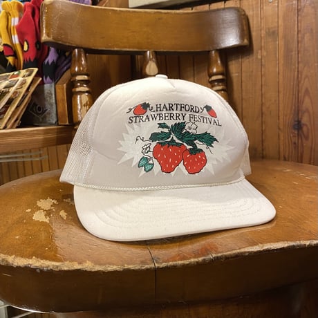 [USED] STRAWBERRY SNAP BACK CAP🍓