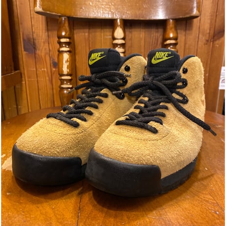 [USED] 2010 NIKE AIR MAGMA