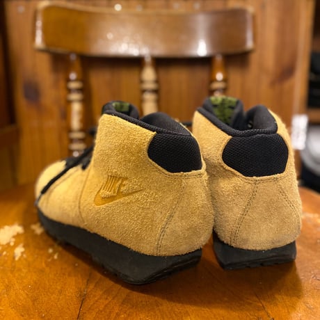 [USED] 2010 NIKE AIR MAGMA