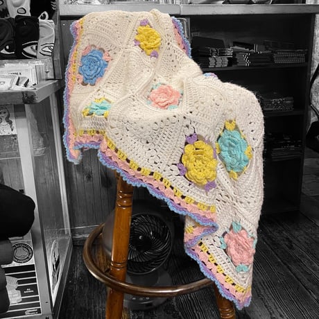 [USED]  立体フラワー💠🌷 鍵編みニット ブランケット 135×130cm