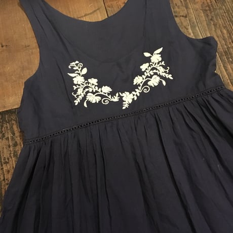 [USED] シンプル刺繍のロングワンピース