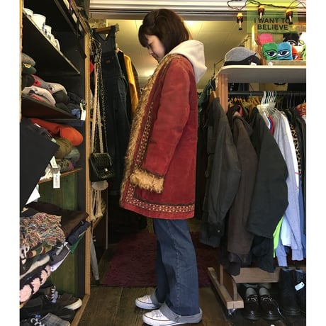 [USED] 渋い赤色 SUEDE ヒッピー刺繍コート
