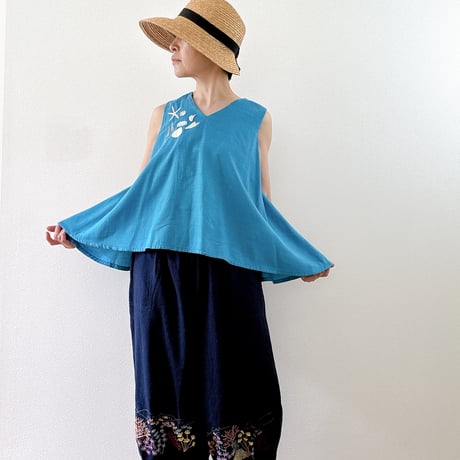 貝殻刺繍のノースリーブブラウス｜ターコイズブルー