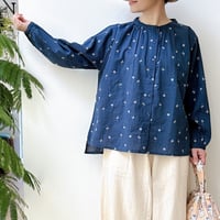 小花刺繍のブラウス｜ネイビー