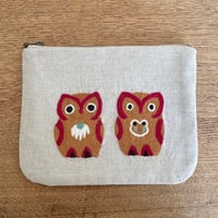 ミャンマー｜手刺繍ポーチ｜フクロウ・生成り（内布 グリーン）