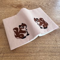 ミャンマー｜手刺繍ブックカバー｜リス・ピンク