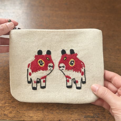 ミャンマー｜手刺繍ポーチ｜ウシ・生成り（内布 水色）