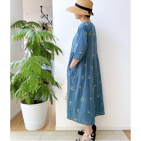 青の刺繍ワンピース＋保冷バッグのセット