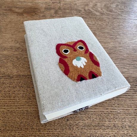 ミャンマー｜手刺繍ブックカバー｜フクロウ・生成り