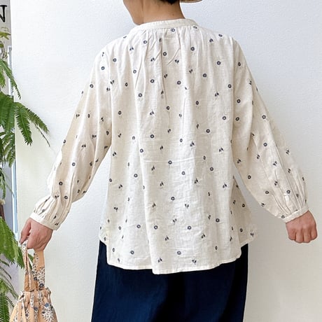 小花刺繍のブラウス｜生成り