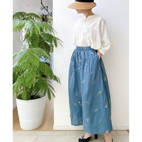 レースのブラウスと野の花刺繍パンツのセットアップ