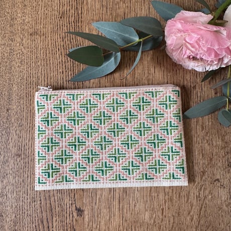 ラオス｜モン族の手刺繍ポーチ｜白地・Mサイズ