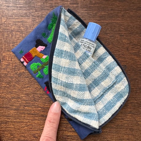 ラオス｜モン族の手刺繍ポーチ・小｜農村の生活風景・ベージュ