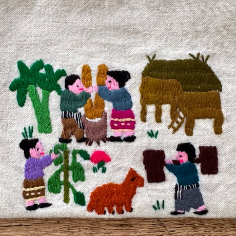 ラオス｜モン族の手刺繍ポーチ・中｜農村の生活風景・生成り