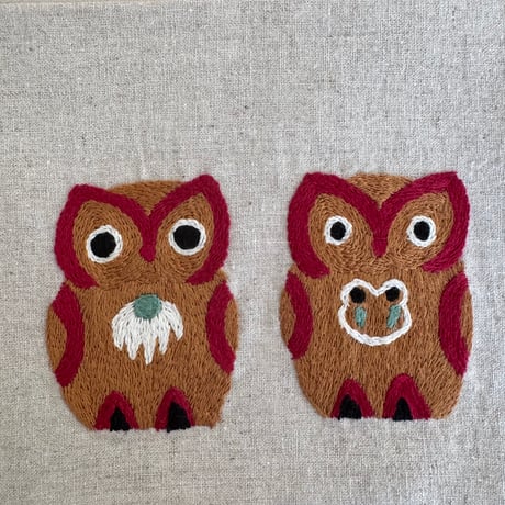 ミャンマー｜手刺繍ポーチ｜フクロウ・生成り（内布 グリーン）