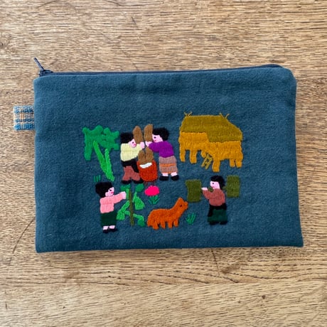 ラオス｜モン族の手刺繍ポーチ・中｜農村の生活風景・青緑