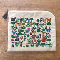 ラオス｜モン族の手刺繍ポーチ・大｜農村の生活風景・藍のタッセル