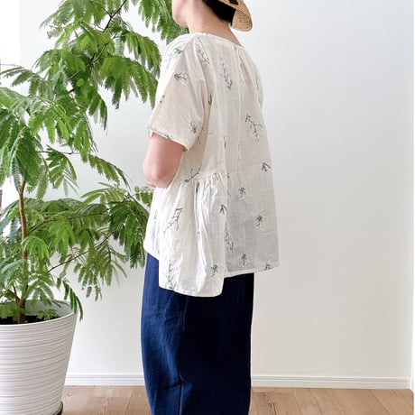 ハーブ刺繍のプルオーバー｜オフホワイト