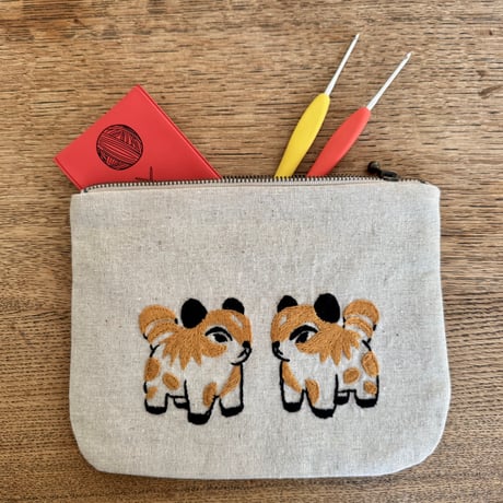 ミャンマー｜手刺繍ポーチ｜イヌ・生成り（内布 水色）