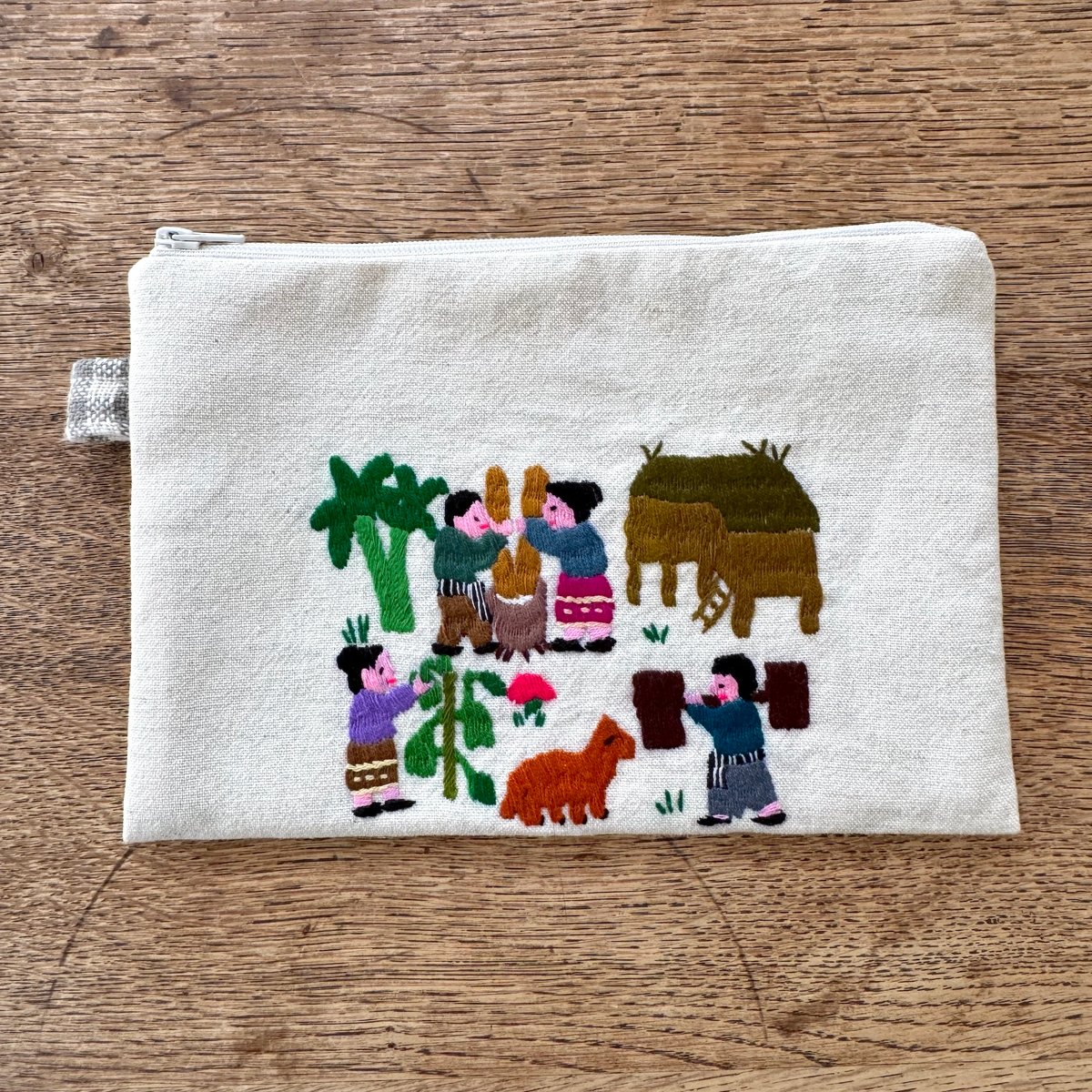 ラオス｜モン族の手刺繍ポーチ・中｜農村の生活風景・生成り | Bahar Shop