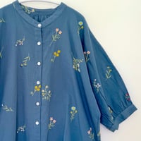 野の花刺繍のブラウス｜ブルー