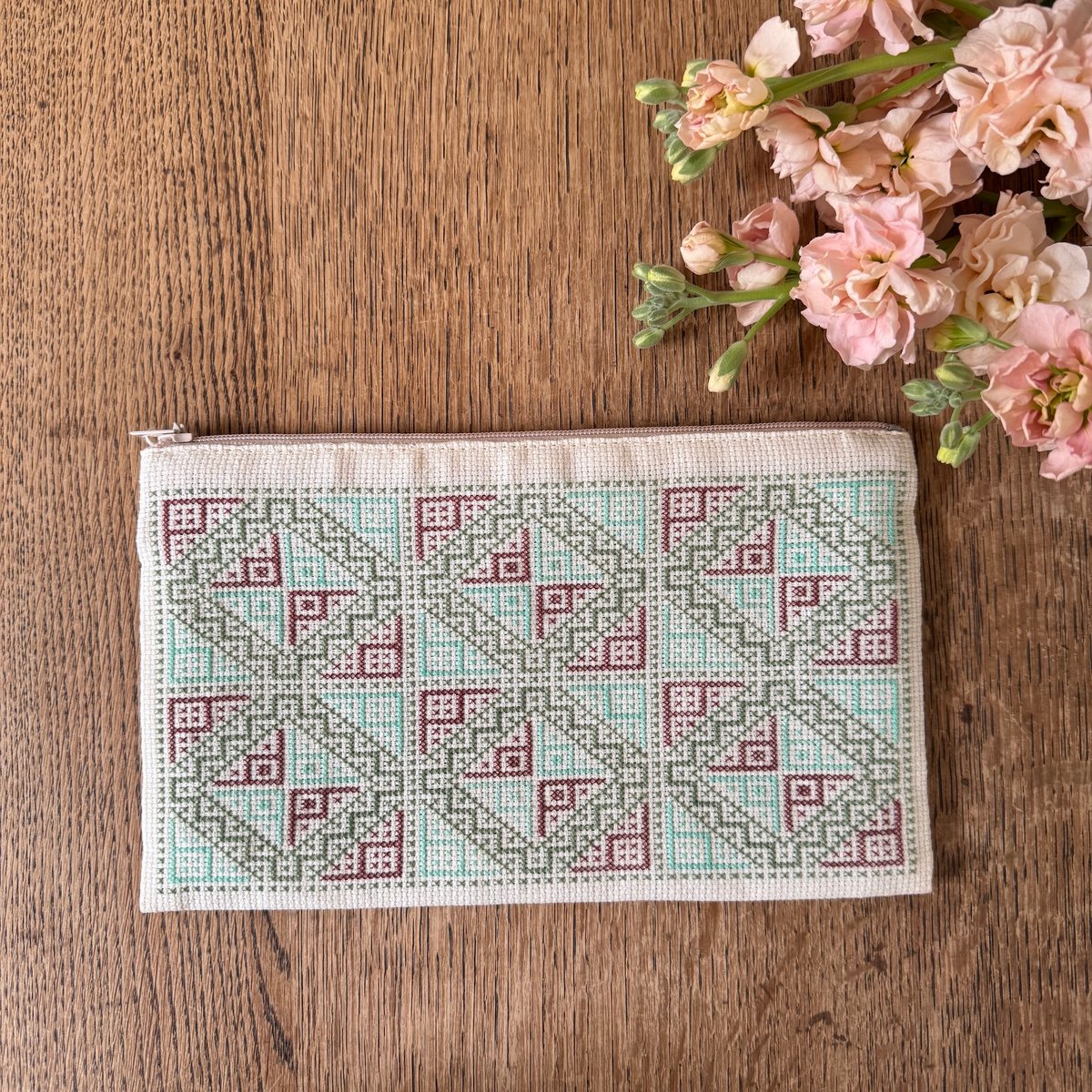 ラオス｜モン族の手刺繍ポーチ｜白地・Lサイズ | Bahar Shop