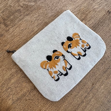 ミャンマー｜手刺繍ポーチ｜イヌ・生成り（内布 水色）