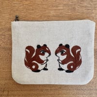ミャンマー｜手刺繍ポーチ｜リス・生成り（内布 水色）