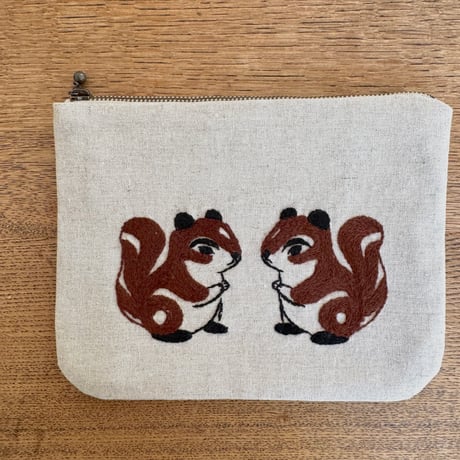 ミャンマー｜手刺繍ポーチ｜リス・生成り（内布 水色）