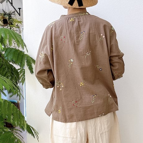野の花刺繍のブラウスとパンツのセットアップ｜ブラウン