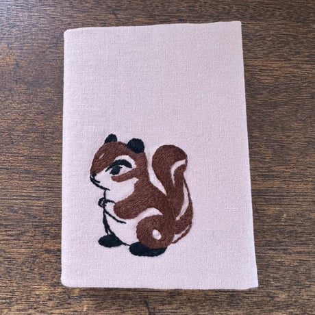 ミャンマー｜手刺繍ブックカバー｜リス・ピンク