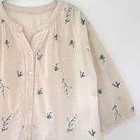 ハーブ刺繍のブラウス｜オフホワイト