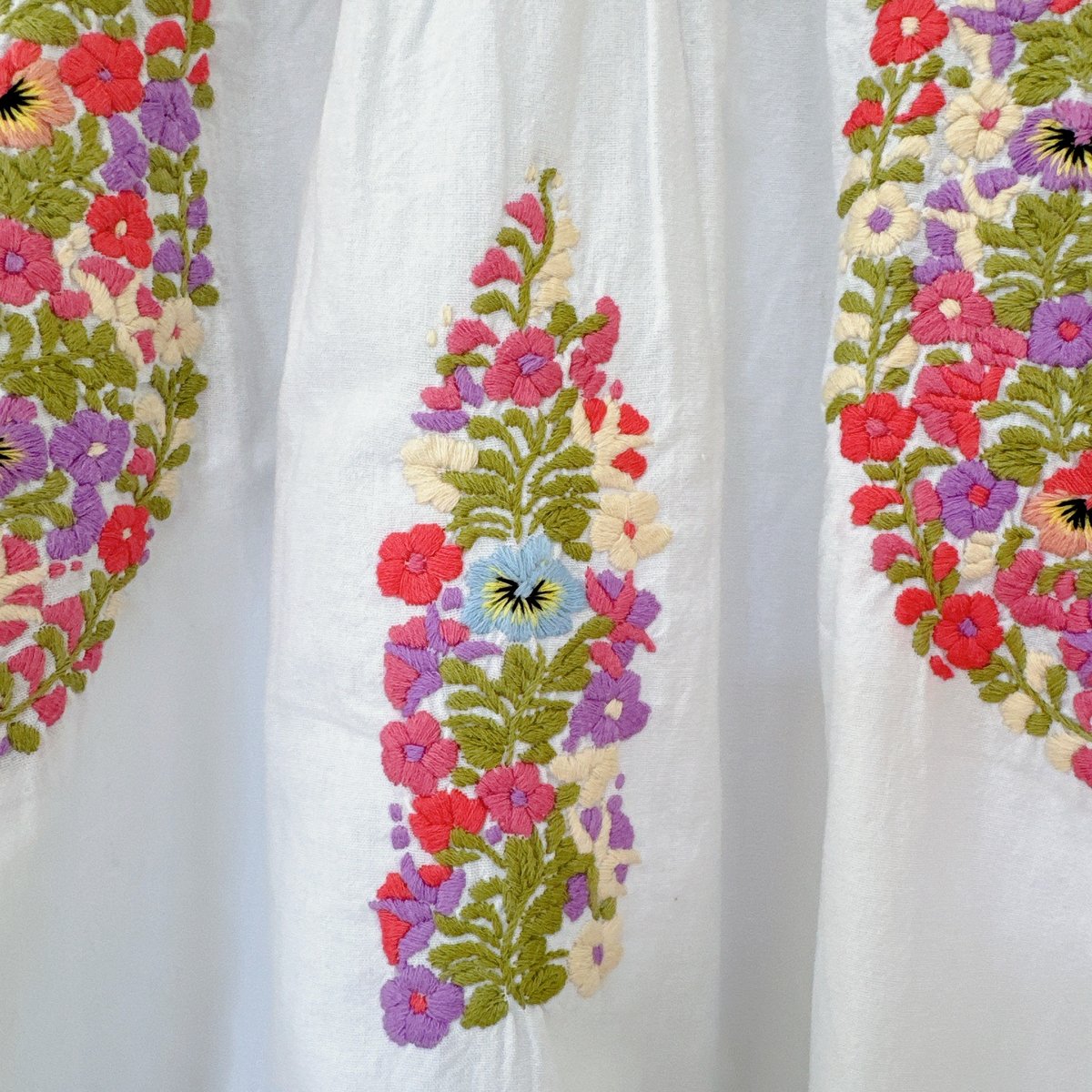 オアハカの刺繍ブラウス サン・アントニーノ fino 白地にマルチ オアハカの刺繍ブラウス サン・アントニーノ fino 白地にマルチ
