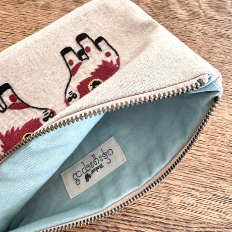 ミャンマー｜手刺繍ポーチ｜ウシ・生成り（内布 水色）