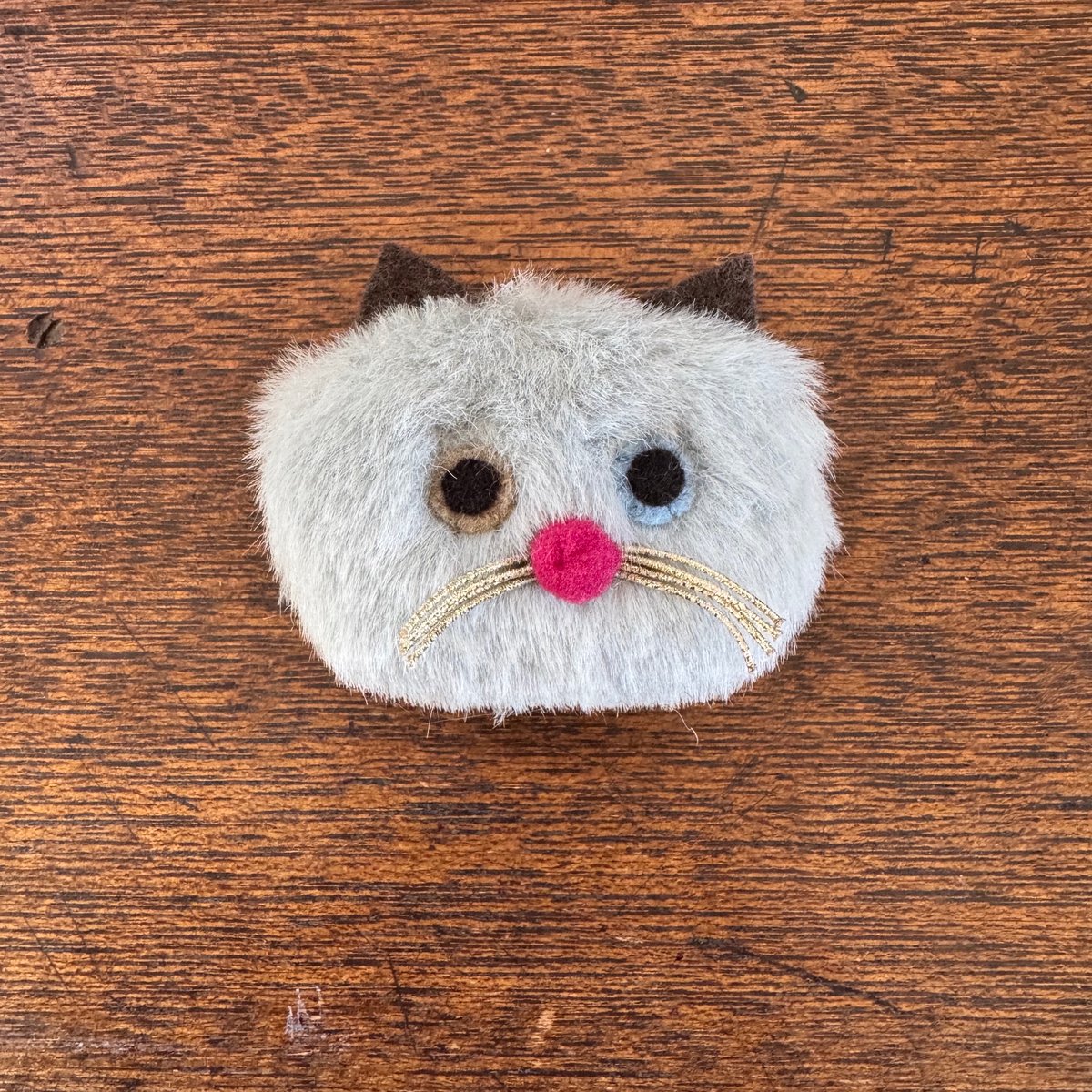 atelier moppy｜ねこのブローチ｜ライトグレー | Bahar Shop