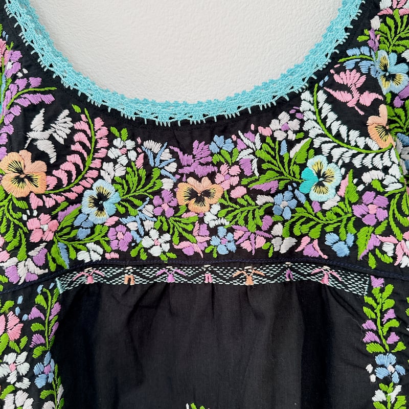 オアハカの刺繍ブラウス サン・アントニーノ fino 黒地にマルチ オアハカの刺繍ブラウス サン・アントニーノ fino 黒地にマルチ