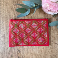 ラオス｜モン族の手刺繍ポーチ｜赤地・Mサイズ