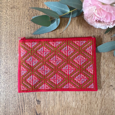ラオス｜モン族の手刺繍ポーチ｜赤地・Mサイズ