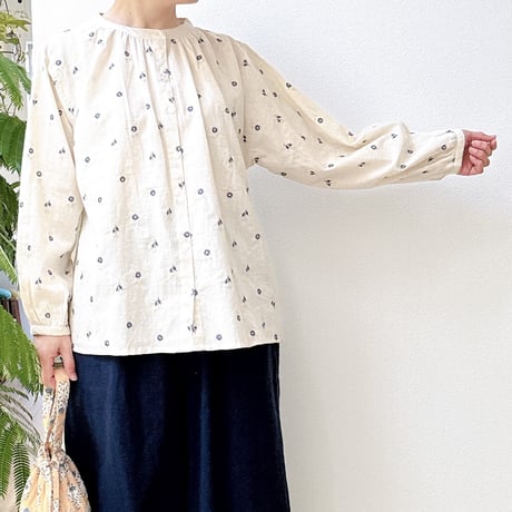 小花刺繍のブラウス｜生成り