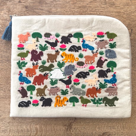 ラオス｜モン族の手刺繍ポーチ・大｜動物の楽園・藍のタッセル B