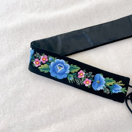 ポーランド　ウォヴィチ刺繍　黒ビロード生地ベルト　青のバラ