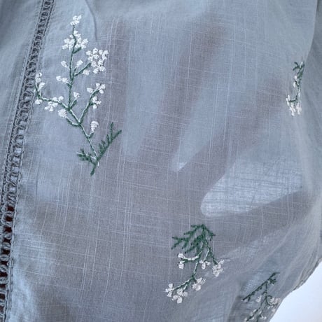 ハーブ刺繍のプルオーバー｜サックスブルー