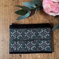 ラオス｜モン族の手刺繍ポーチ｜黒地・Mサイズ