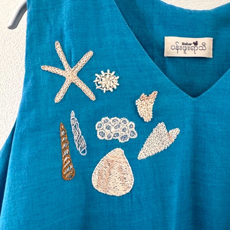 貝殻刺繍のノースリーブブラウス｜ターコイズブルー